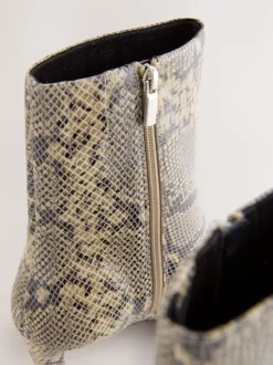 Slangenprint - Forever Comfort® enkellaarsjes met hak en spitse neus