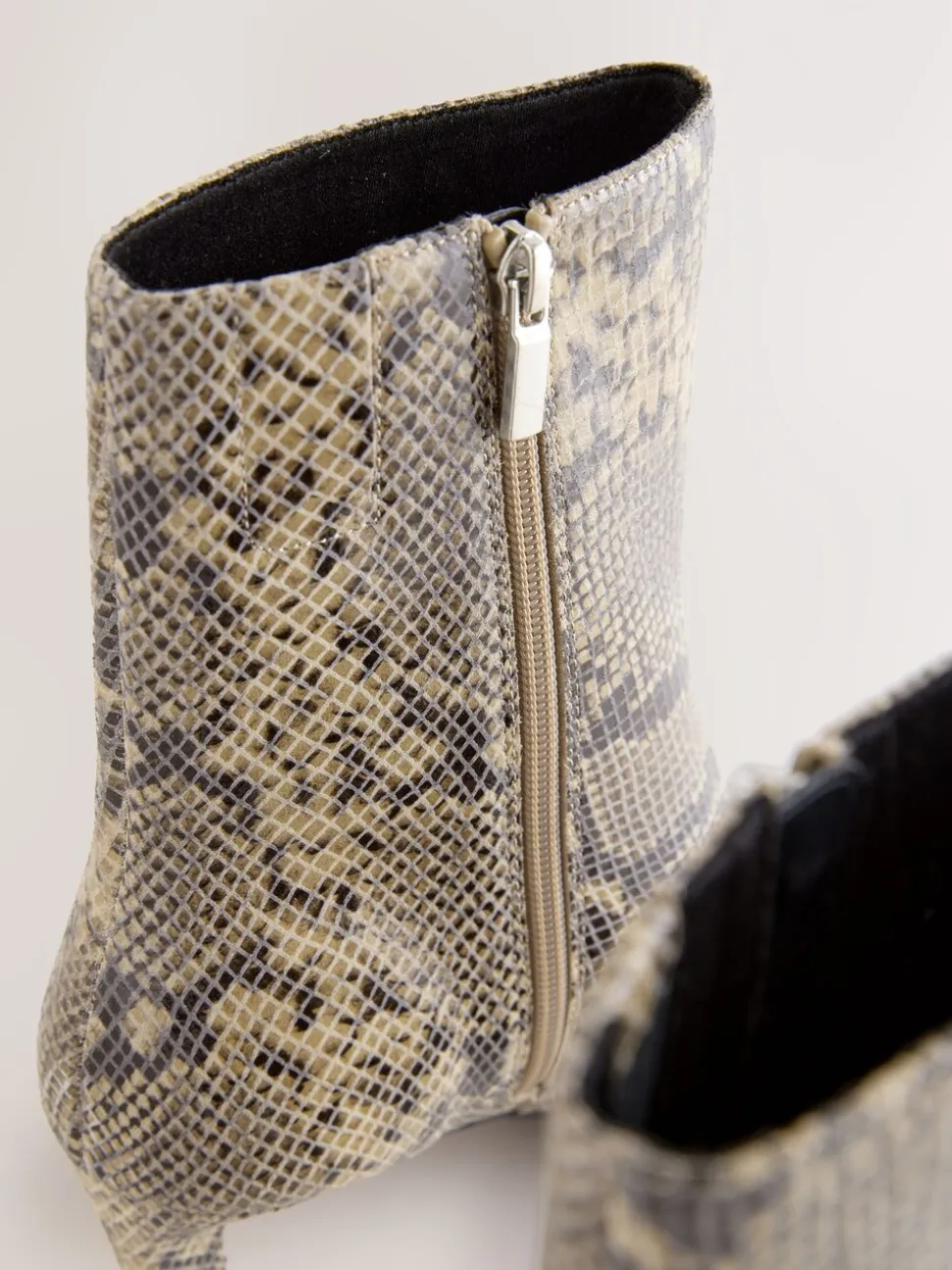 Slangenprint - Forever Comfort® enkellaarsjes met hak en spitse neus