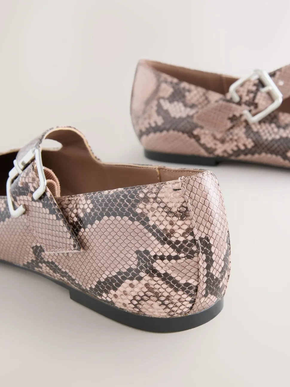 Slangenprint - Forever Comfort® Asymmetric Mary Jane Shoes