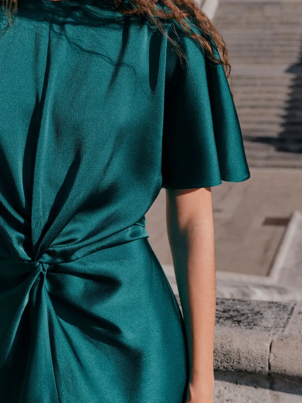 Smaragdgroen - Textured Satin Short Sleeve Twist Front Midi Dress