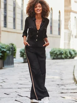 Sosandar jumpsuit met zijStrepen en knoopsluiting aan de voorkant