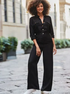 Sosandar jumpsuit met zijStrepen en knoopsluiting aan de voorkant