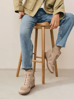 Taupe - Forever Comfort® sneakers met sleehak en veters
