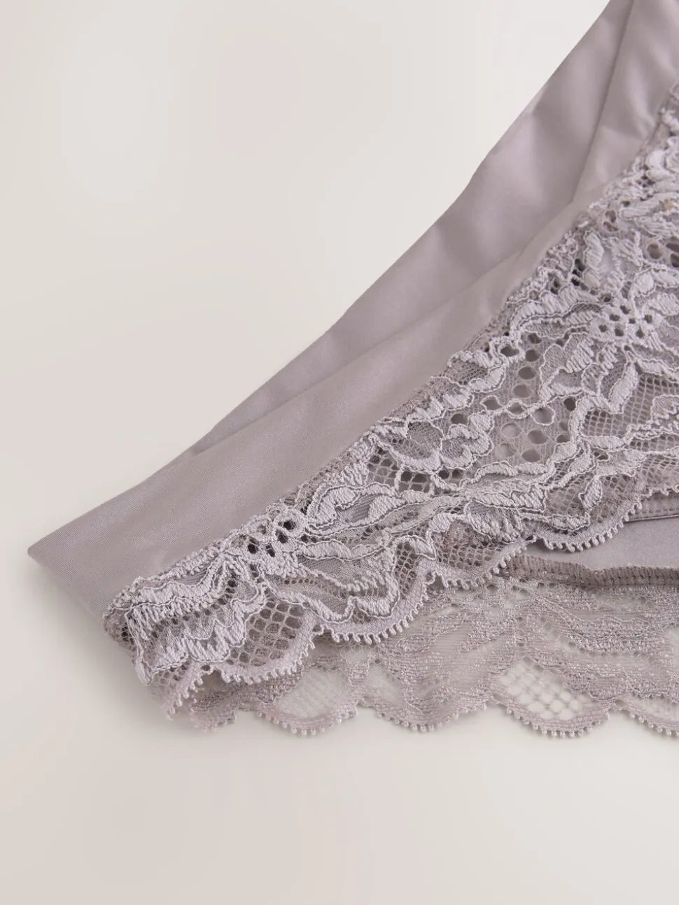 Taupe - Ultiem comfort slip met hoge beenuitsnijding en kanten achterkant