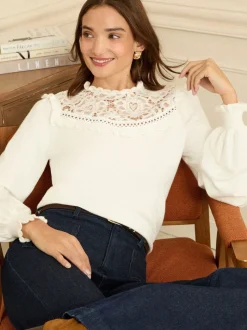 White Lace Yoke - Love & Roses gebreide trui