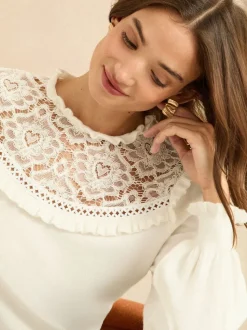 White Lace Yoke - Love & Roses gebreide trui