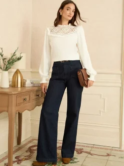 White Lace Yoke - Love & Roses gebreide trui