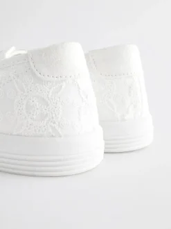 Wit - Geborduurde veterloze canvas instapsneakers