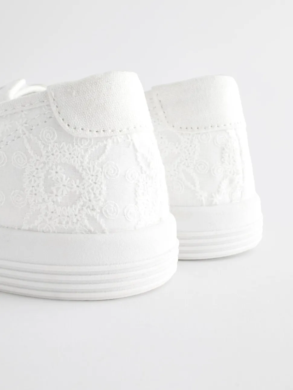 Wit - Geborduurde veterloze canvas instapsneakers