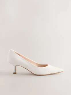 Wit - Leren pumps met spitse neus en kittenhakje