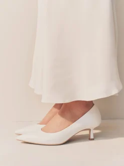 Wit - Leren pumps met spitse neus en kittenhakje