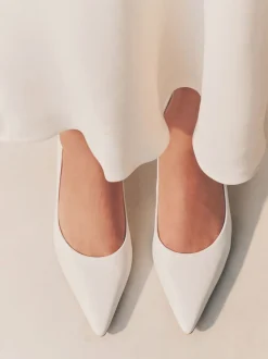 Wit - Leren pumps met spitse neus en kittenhakje