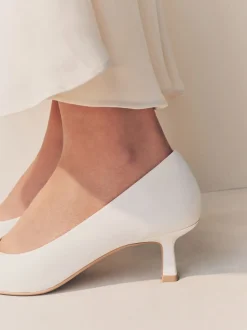 Wit - Leren pumps met spitse neus en kittenhakje