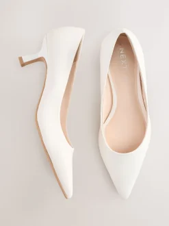 Wit - Leren pumps met spitse neus en kittenhakje
