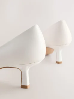 Wit - Leren pumps met spitse neus en kittenhakje
