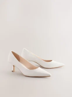 Wit - Leren pumps met spitse neus en kittenhakje
