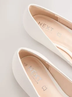 Wit - Leren pumps met spitse neus en kittenhakje