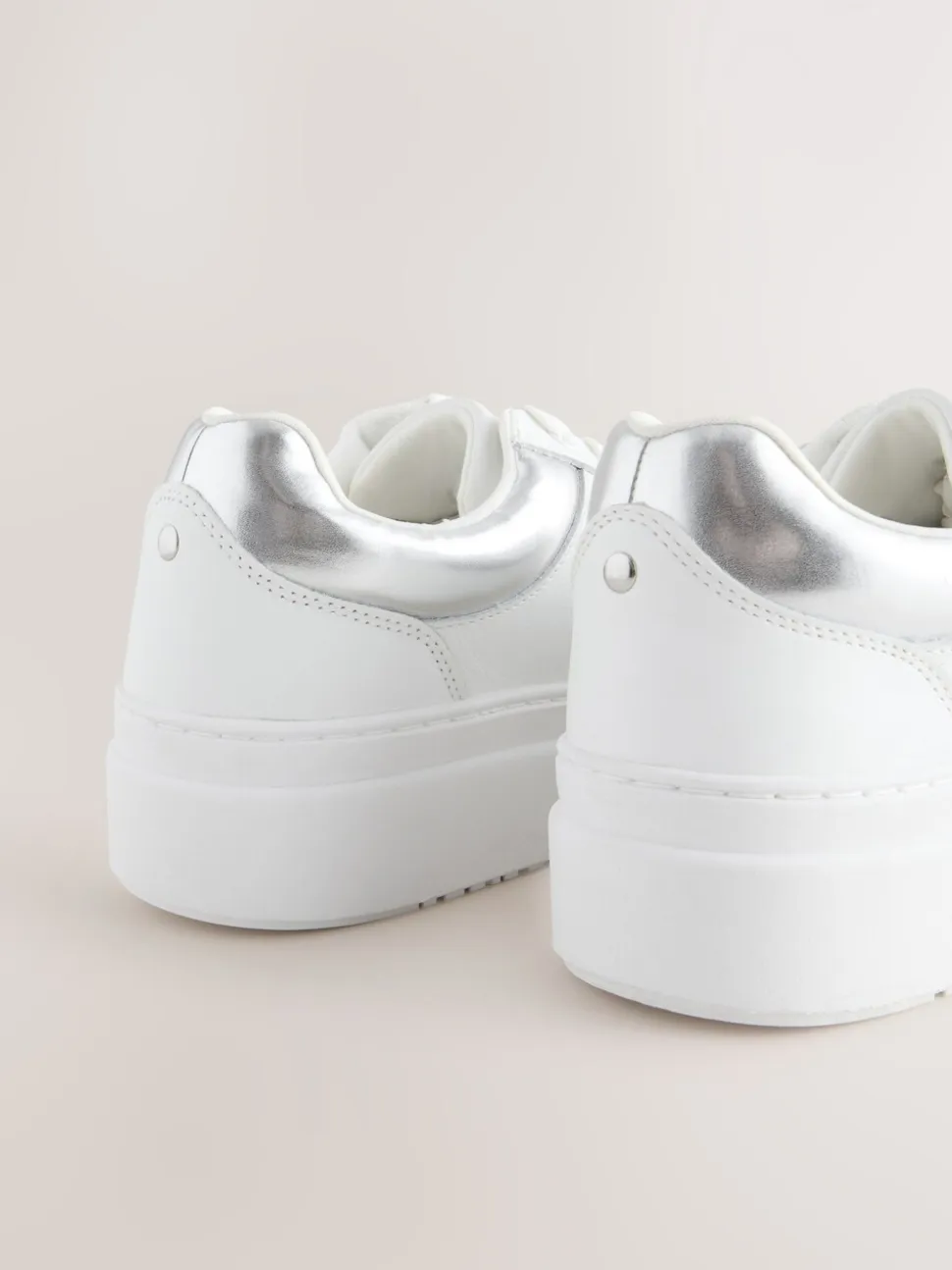 Wit - Leren sneakers met ronde neus en dikke vetersluiting