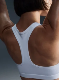 Wit - Nike Swoosh sportbeha met vulling en medium ondersteuning