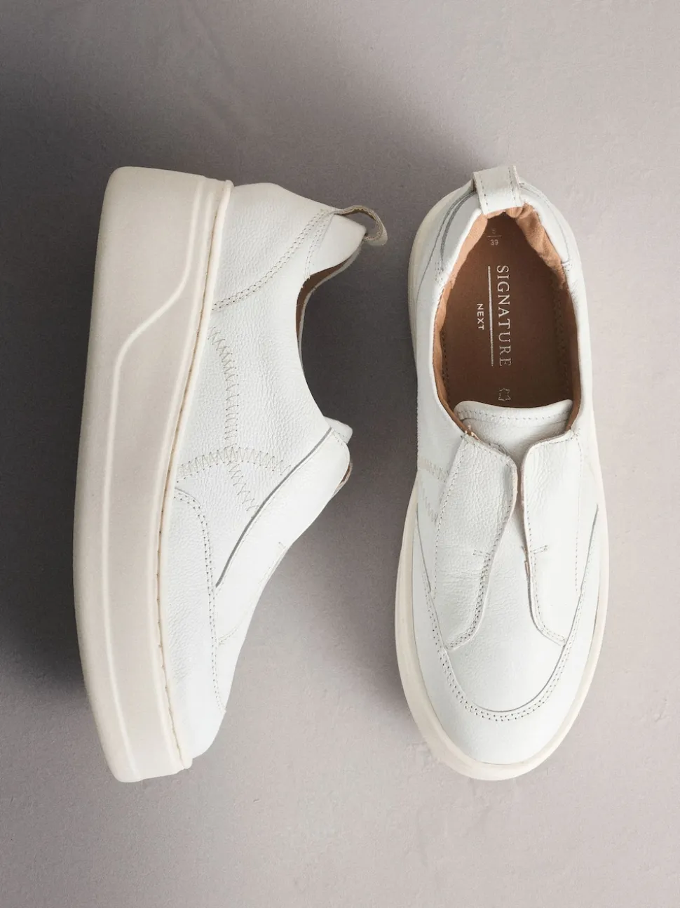 Wit - Signature leren sneakers met dikke plateauzolen en sleehak
