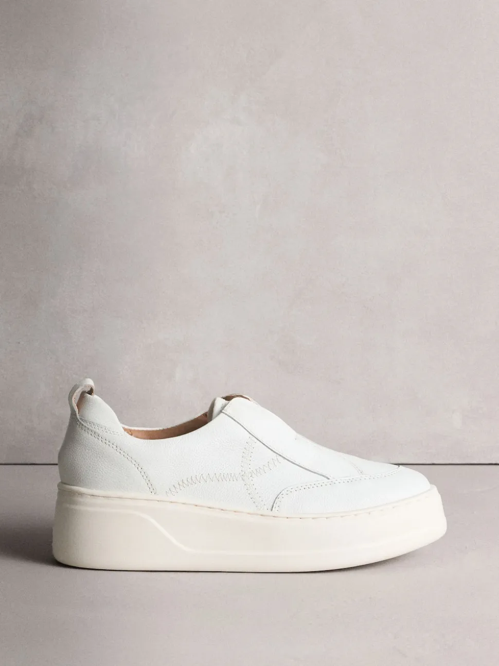 Wit - Signature leren sneakers met dikke plateauzolen en sleehak