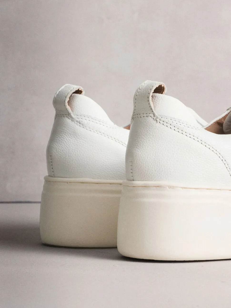 Wit - Signature leren sneakers met dikke plateauzolen en sleehak
