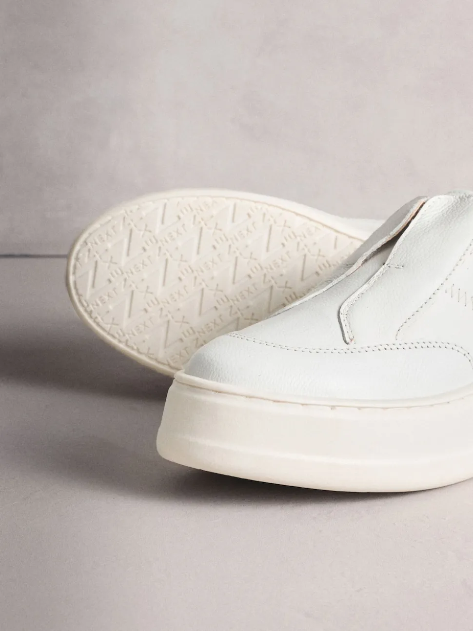 Wit - Signature leren sneakers met dikke plateauzolen en sleehak