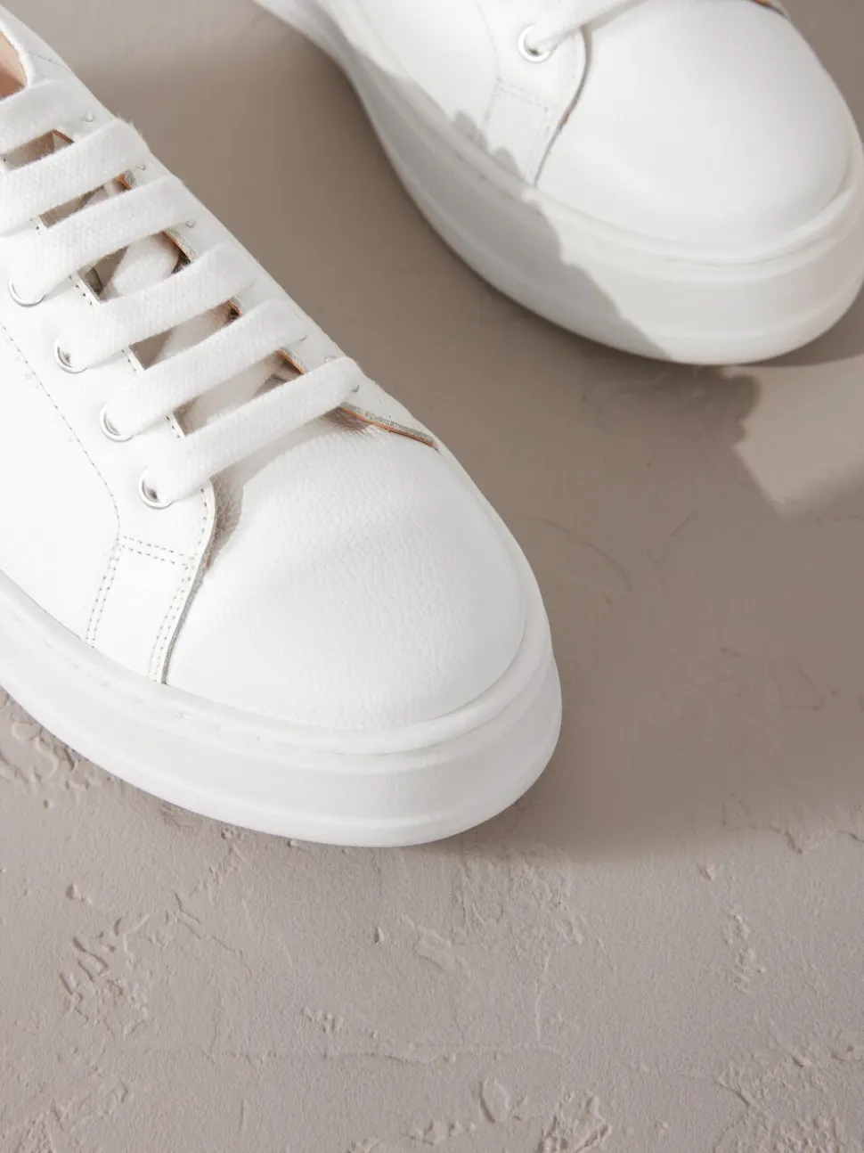 Wit - Signature premium leren sneakers met veters en grove sleehak