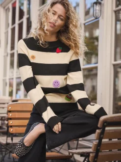 Yellow/Black Stripe Badge - Superzachte trui met ronde hals en lange mouwen