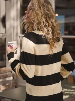Yellow/Black Stripe Badge - Superzachte trui met ronde hals en lange mouwen