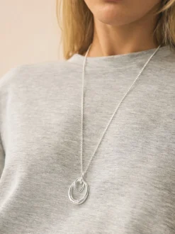 Zilverkleurig - Ketting met hangertje van vereende ringen