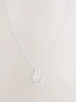 Zilverkleurig - Ketting met hangertje van vereende ringen