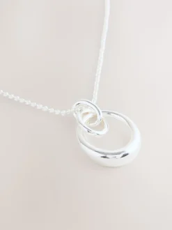 Zilverkleurig - Ketting met hangertje van vereende ringen