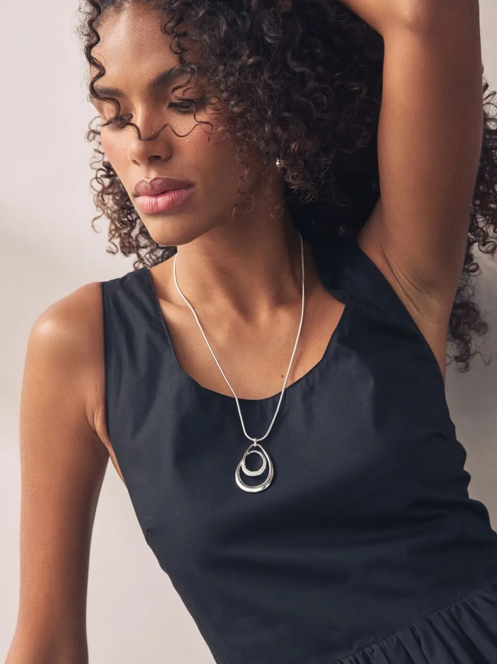 Zilverkleurig - Ketting met ovale gedraaide hanger