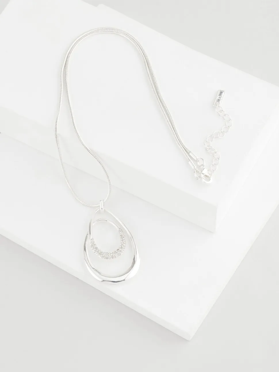 Zilverkleurig - Ketting met ovale gedraaide hanger