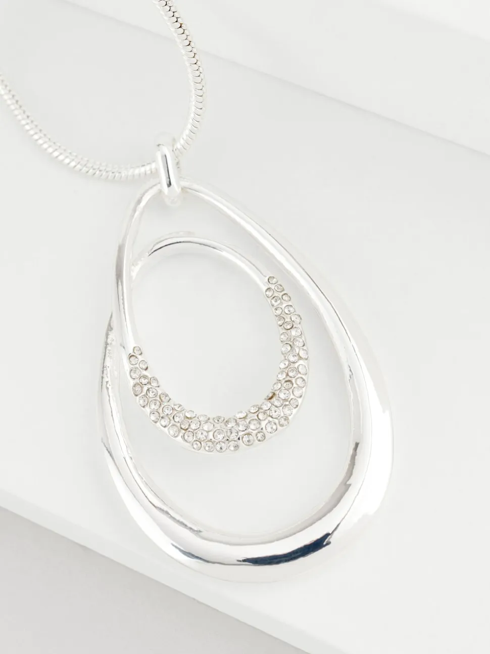 Zilverkleurig - Ketting met ovale gedraaide hanger