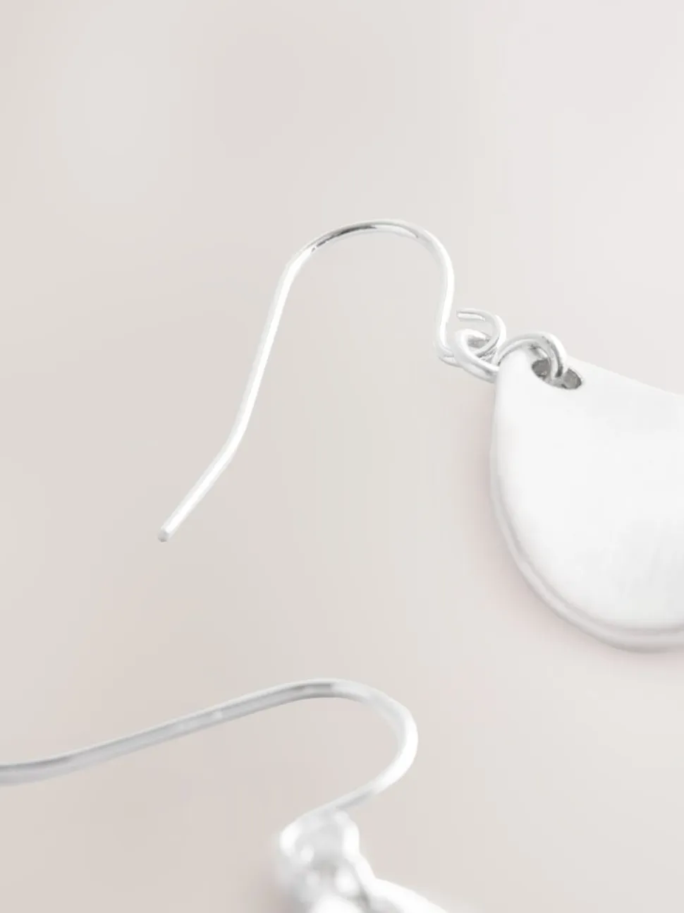 Zilverkleurig - Oorhangers met bloemblad
