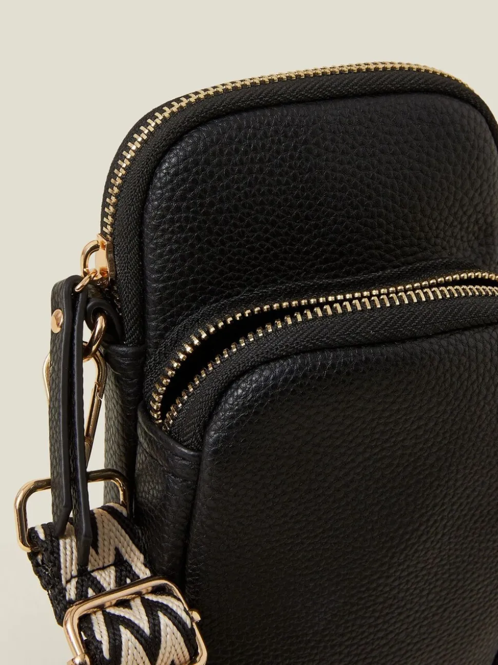 Zwart - Accessorize telefoontas met geweven riem