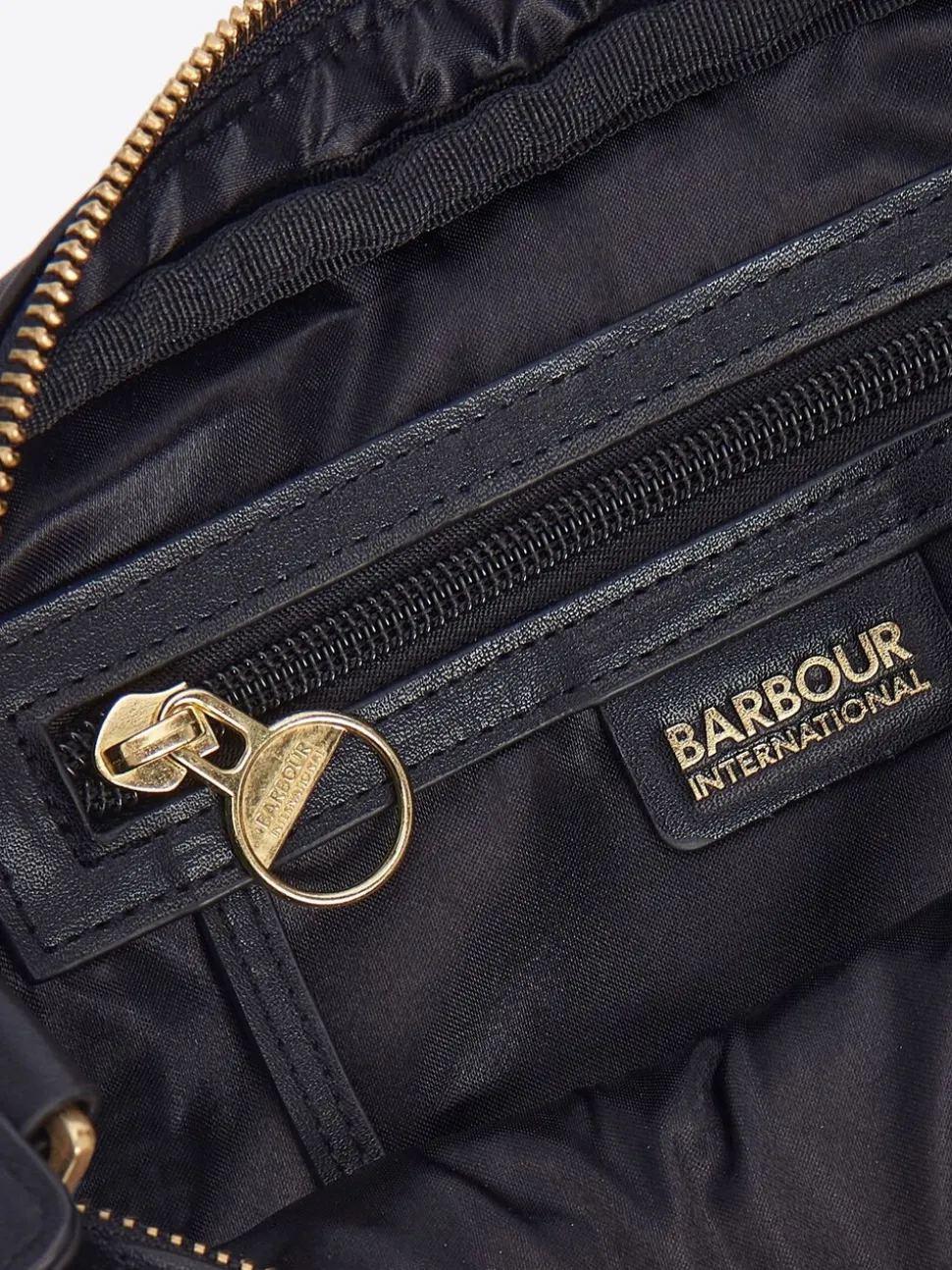 Zwart - Barbour® International gewatteerde Sloane crossbodytas