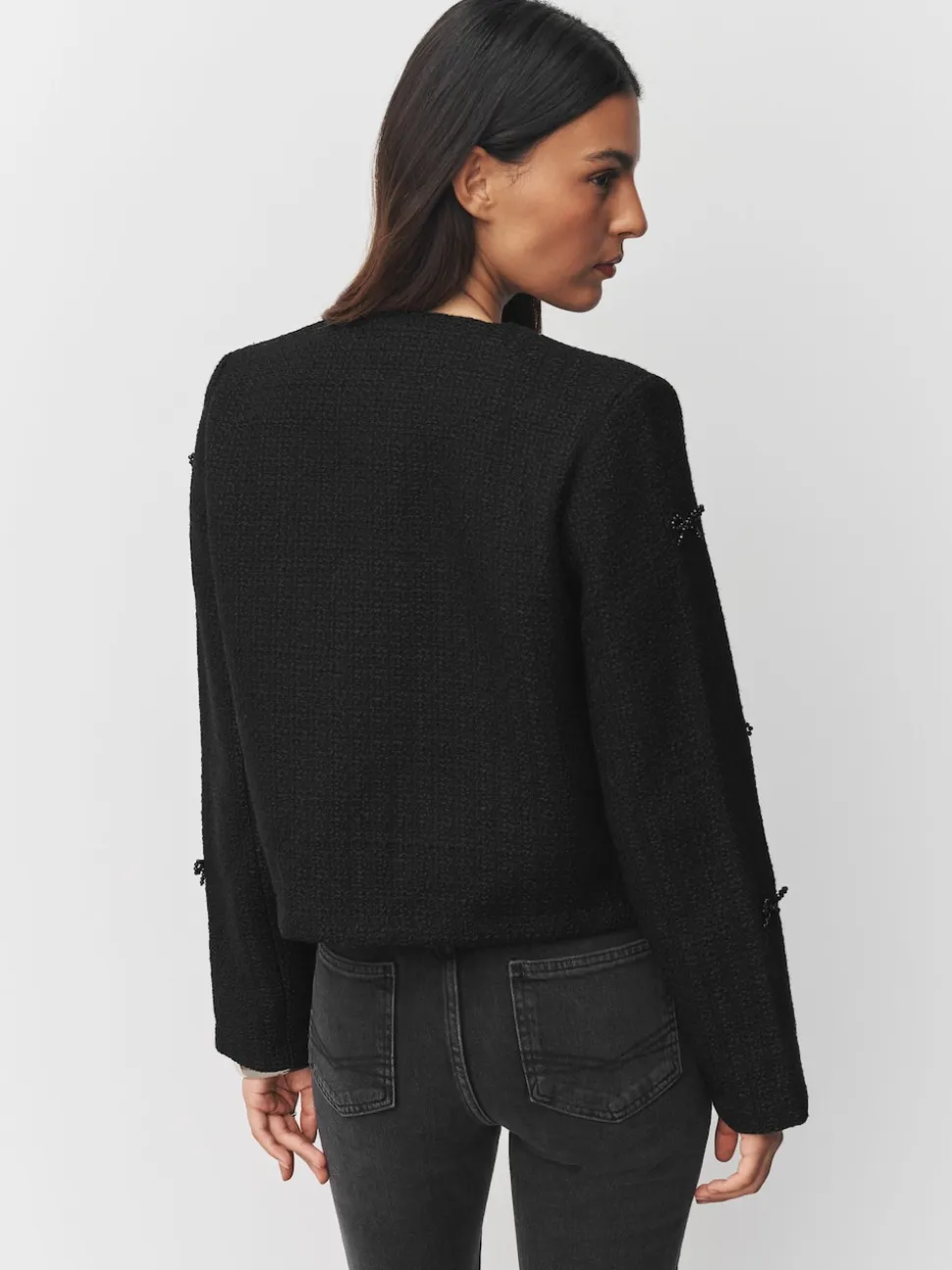 Zwart - Bouclé jackje met kralenstrik