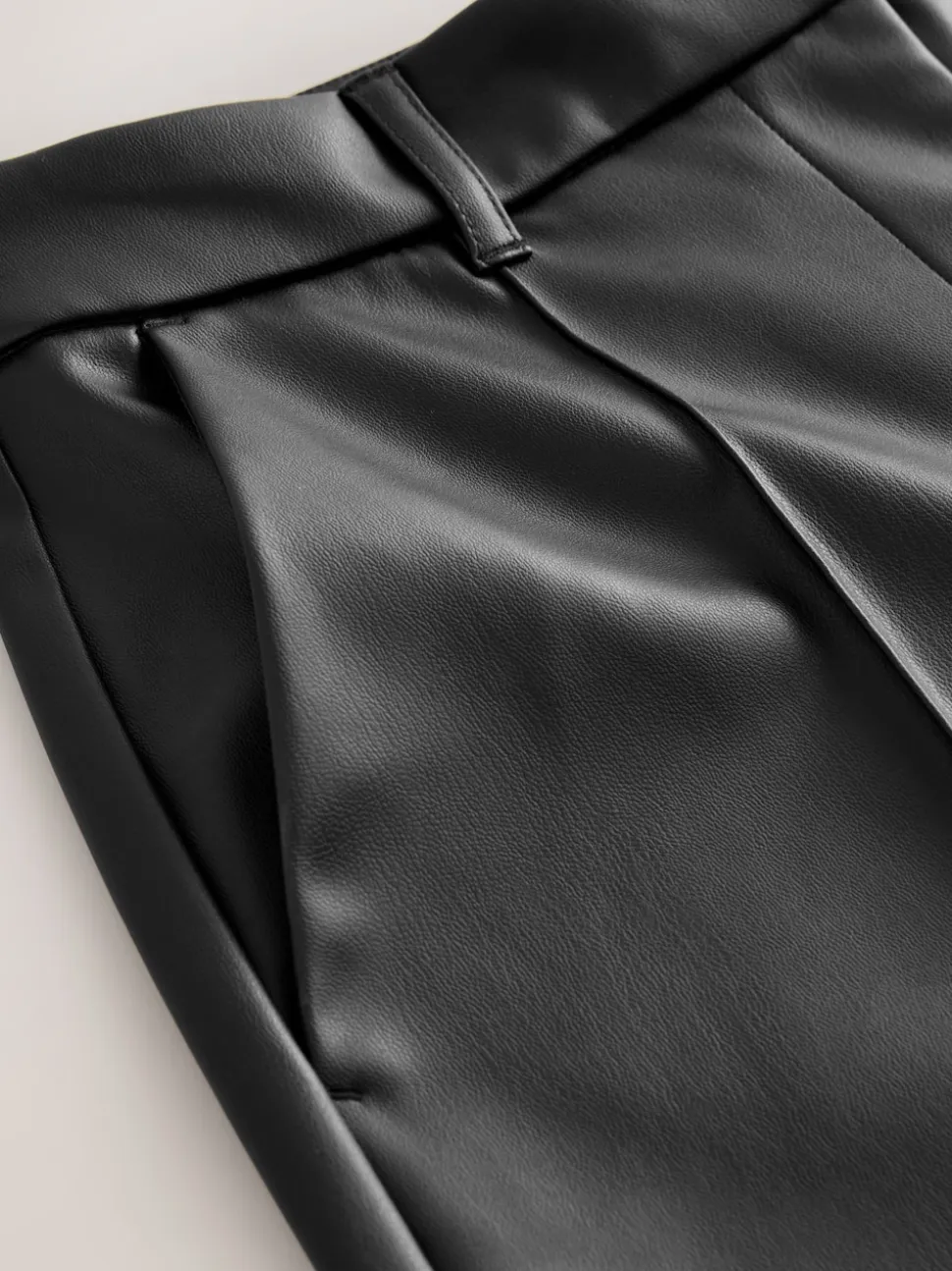 Zwart - Broek met rechte pijpen van imitatieleer