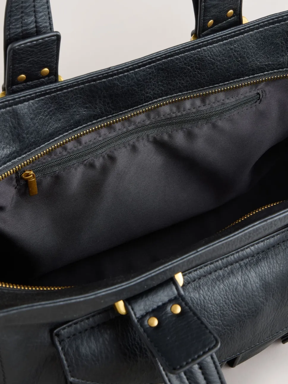 Zwart - Charm Buckle Hand Held Bag