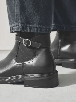 Zwart - Chelsea Boots met gesp