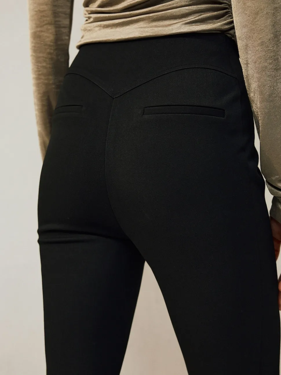 Zwart - Corrigerende broek met grote zakken