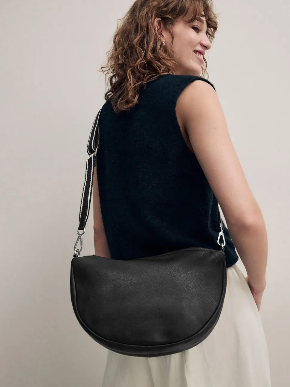 Zwart - Crossbodytas van leer met band