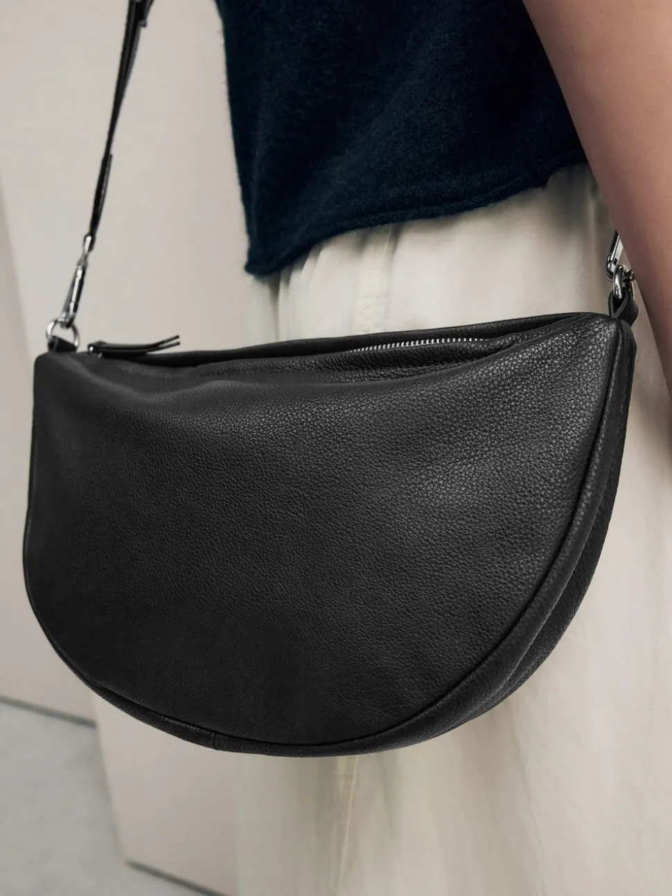 Zwart - Crossbodytas van leer met band