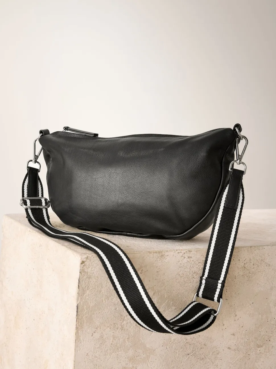 Zwart - Crossbodytas van leer met band