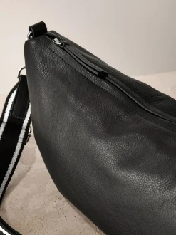 Zwart - Crossbodytas van leer met band