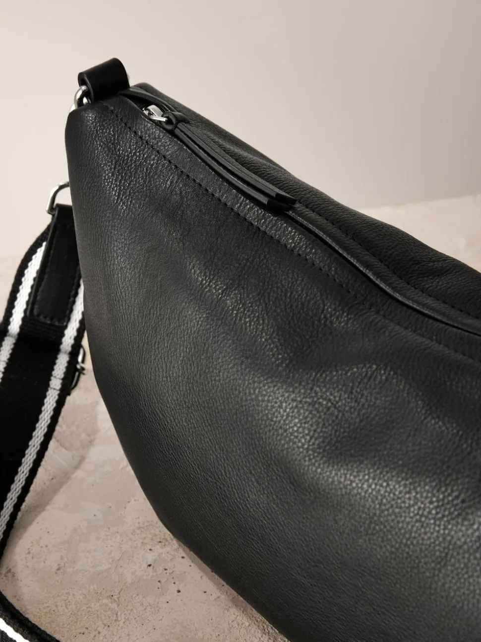 Zwart - Crossbodytas van leer met band