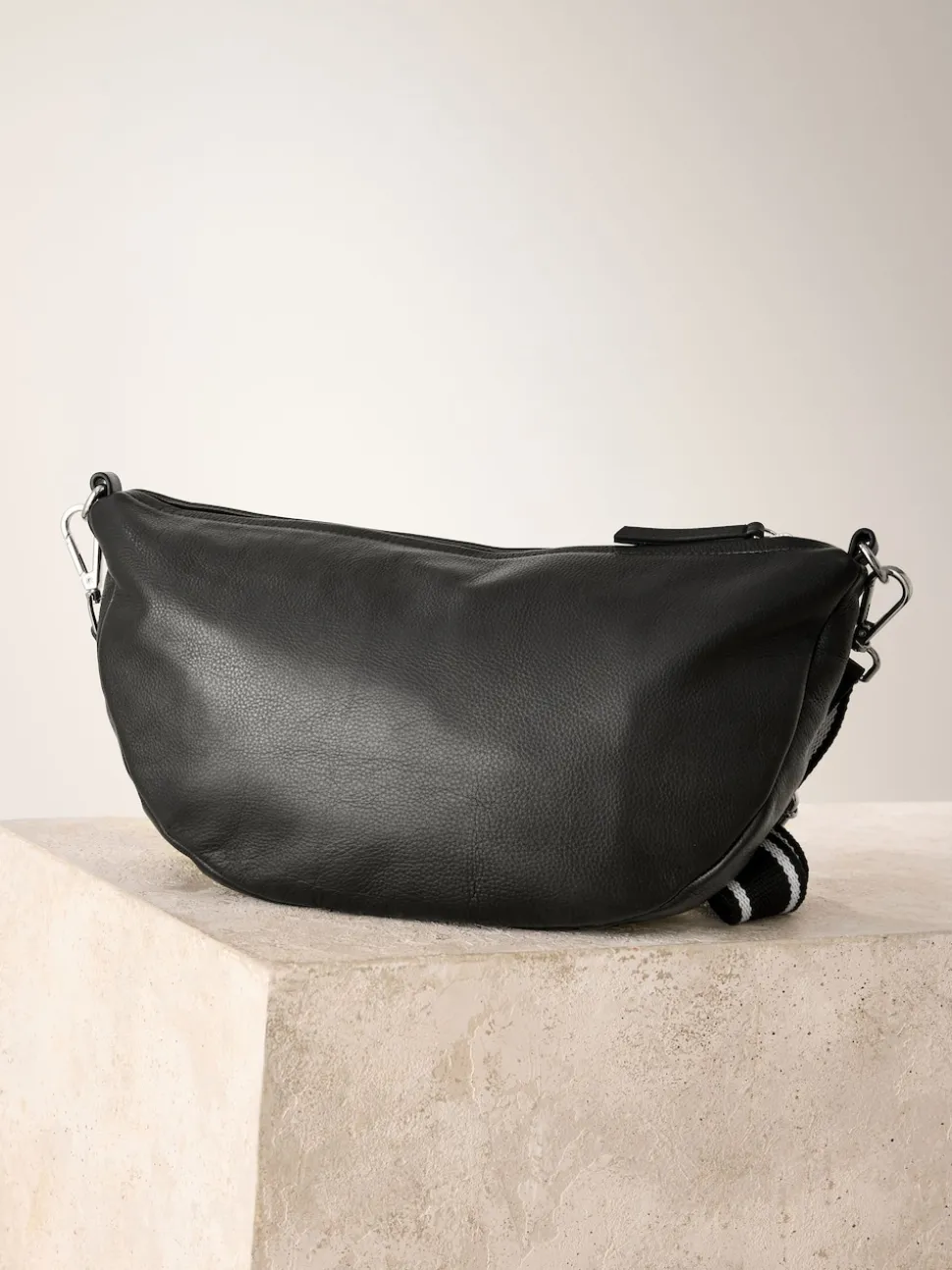 Zwart - Crossbodytas van leer met band